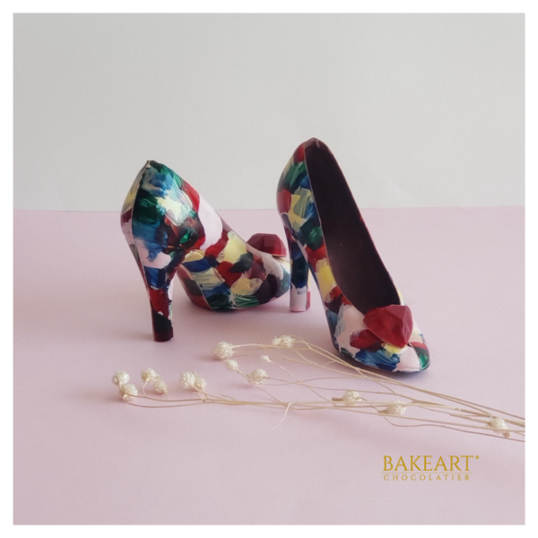 BAKEART Zapato de chocolate oscuro al 64% de cacao pintado y bombón